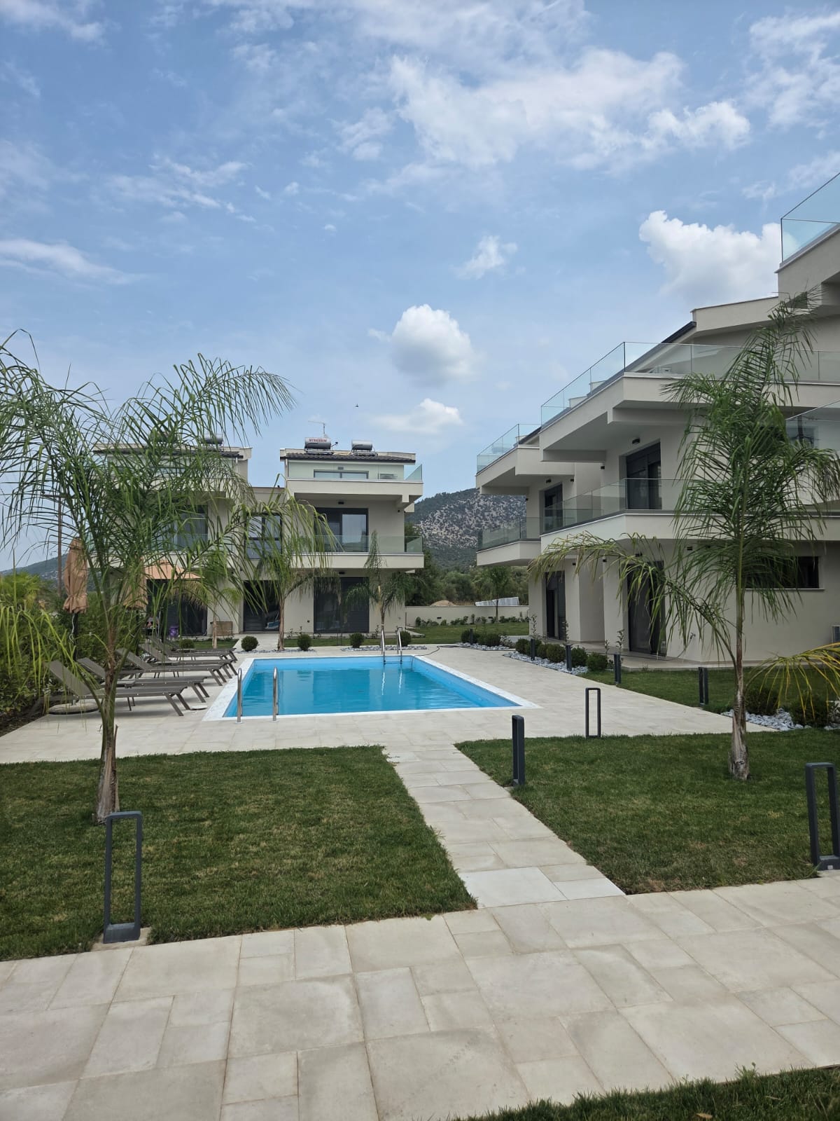 Aleile complexului și zona piscină