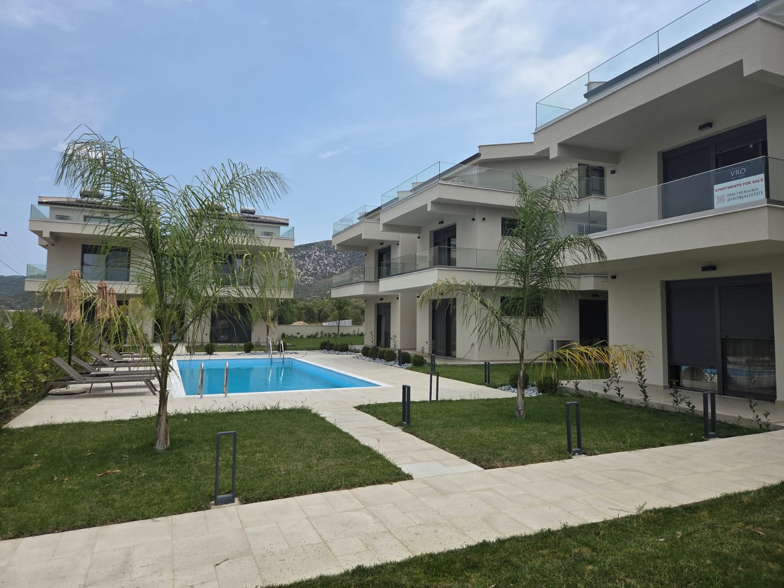 Complex VRO Thassos cu piscină albastră și palmieri