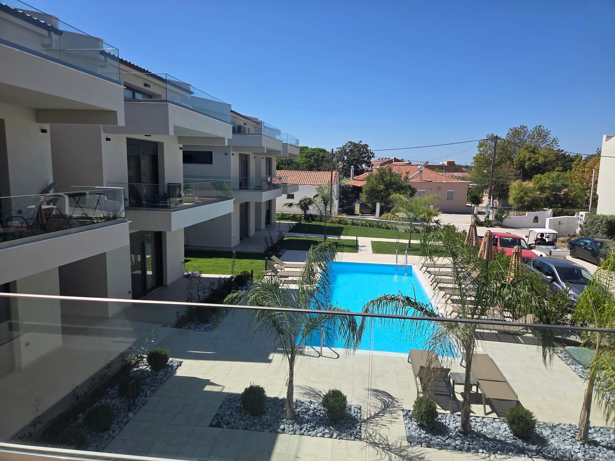 Complex cu piscină albastră - vedere aeriană