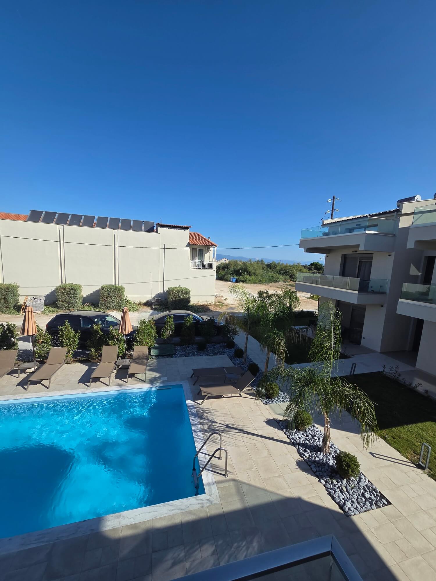 Vedere aeriană a complexului cu piscină albastră