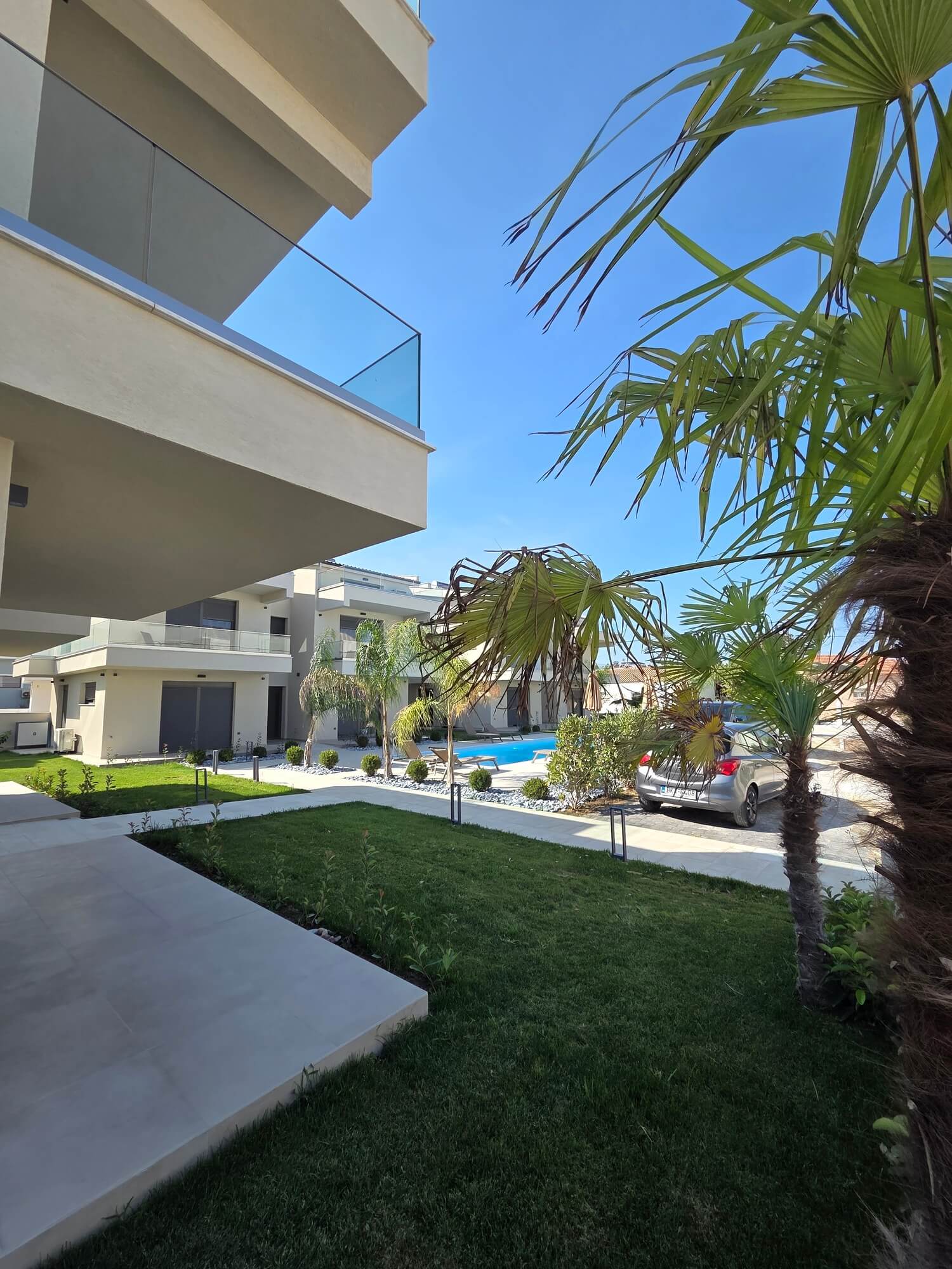 Complex cu piscină albastră din grădină