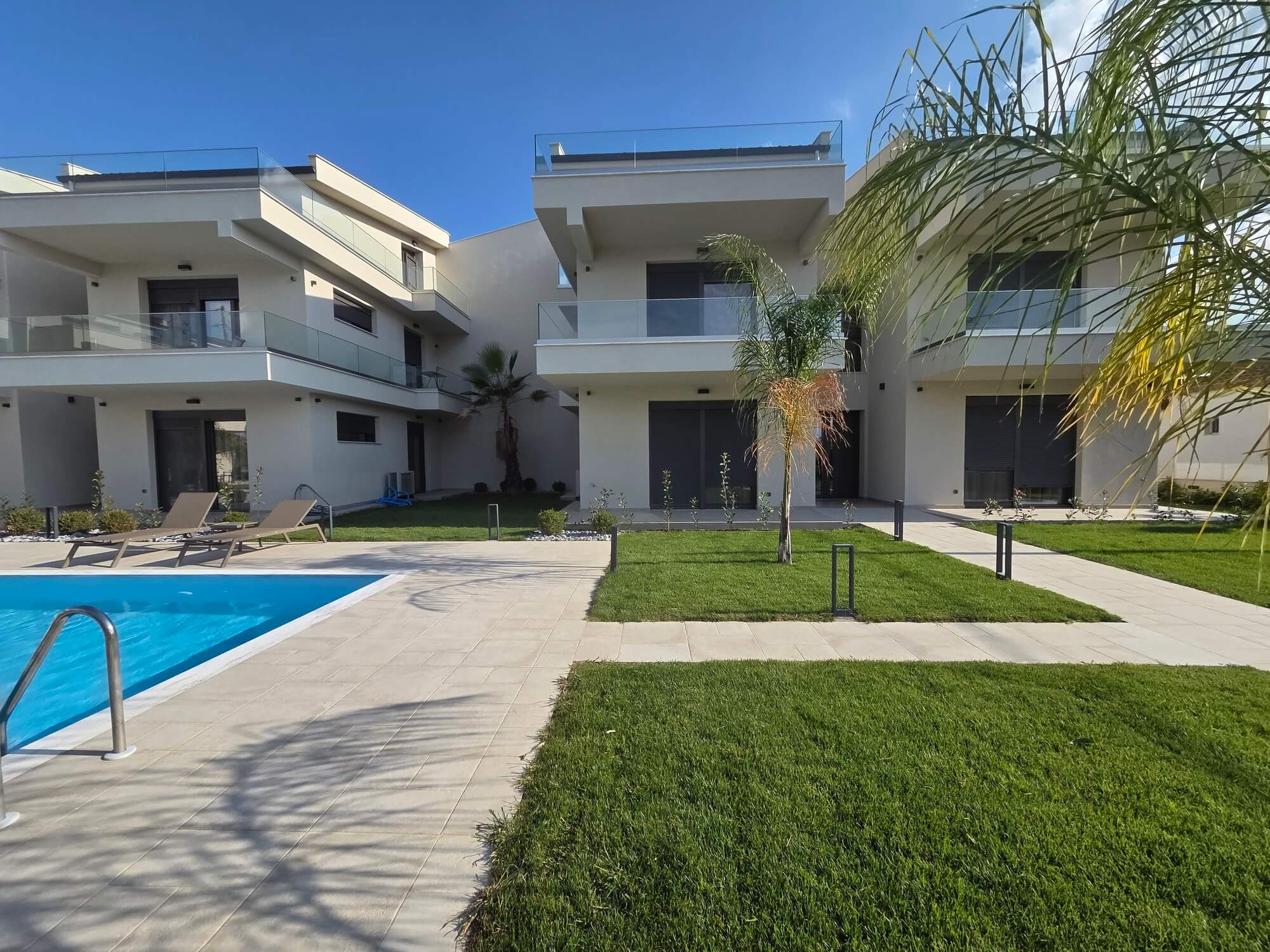 Piscină albastră și clădiri moderne