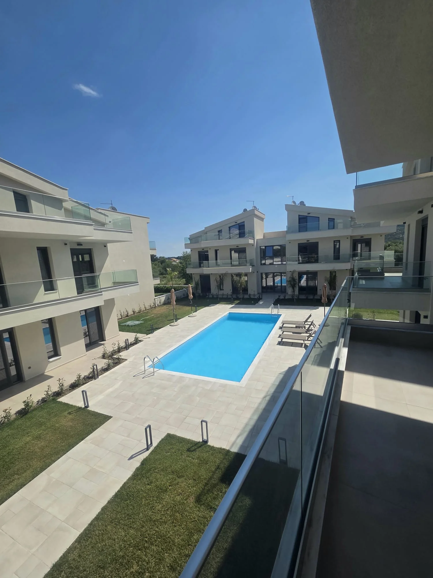 Vedere de pe terasă spre piscină — Parcela 2